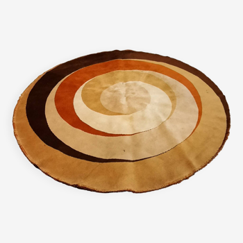 Circular rug with vintage psyche decor from the 60s