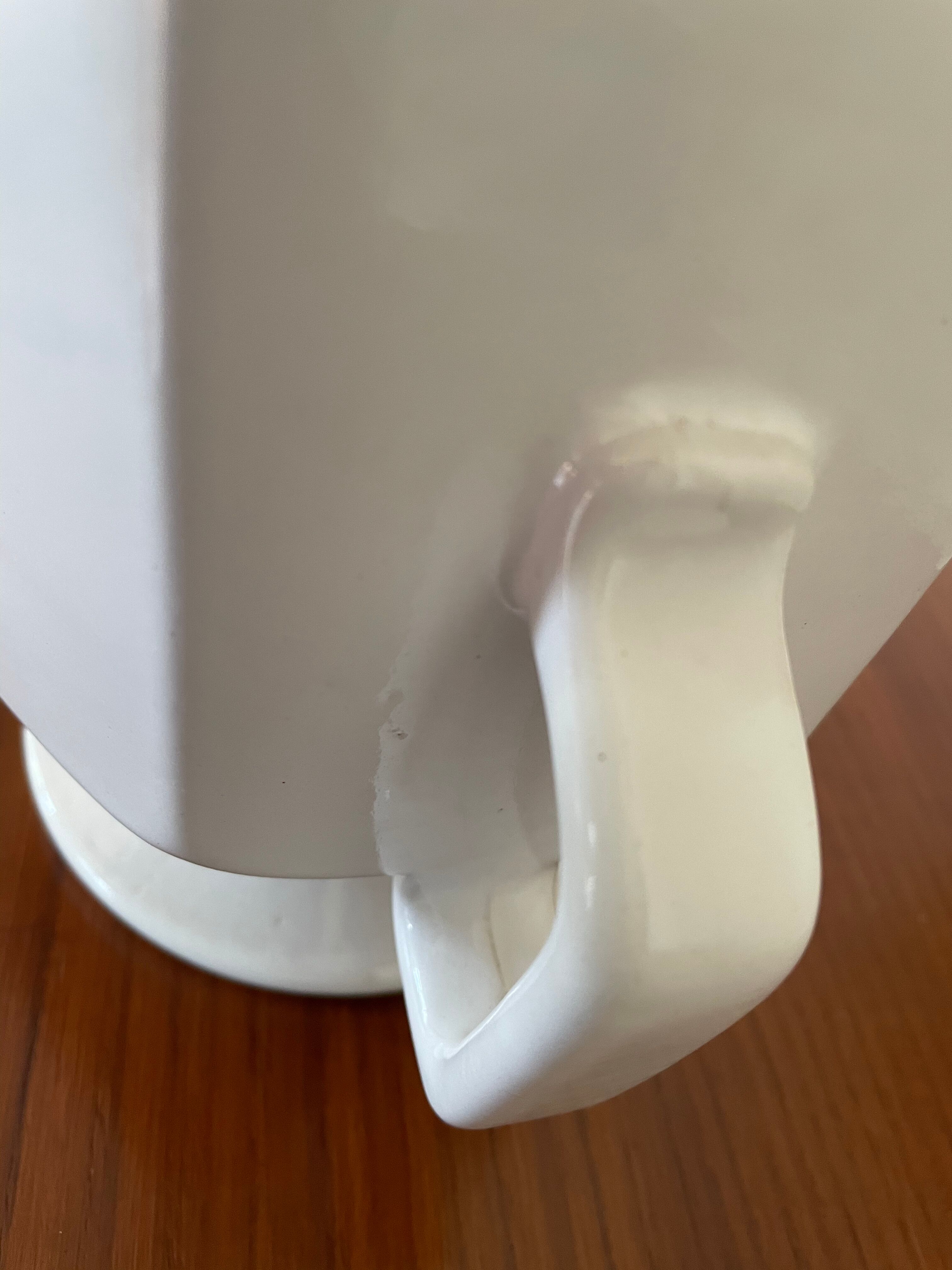 White ceramic ansé vase