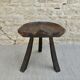 Tabouret tripode en bois massif, avec assise sculptée