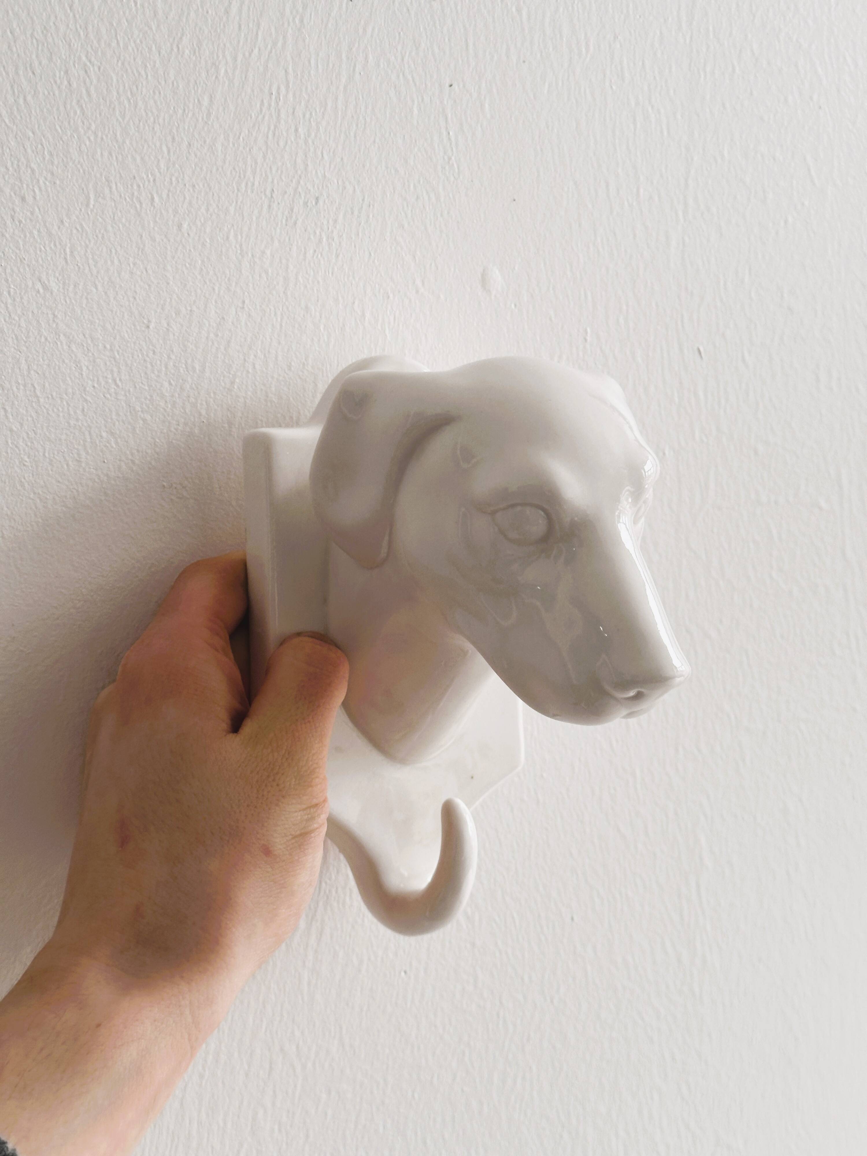 Patère en porcelaine chien.