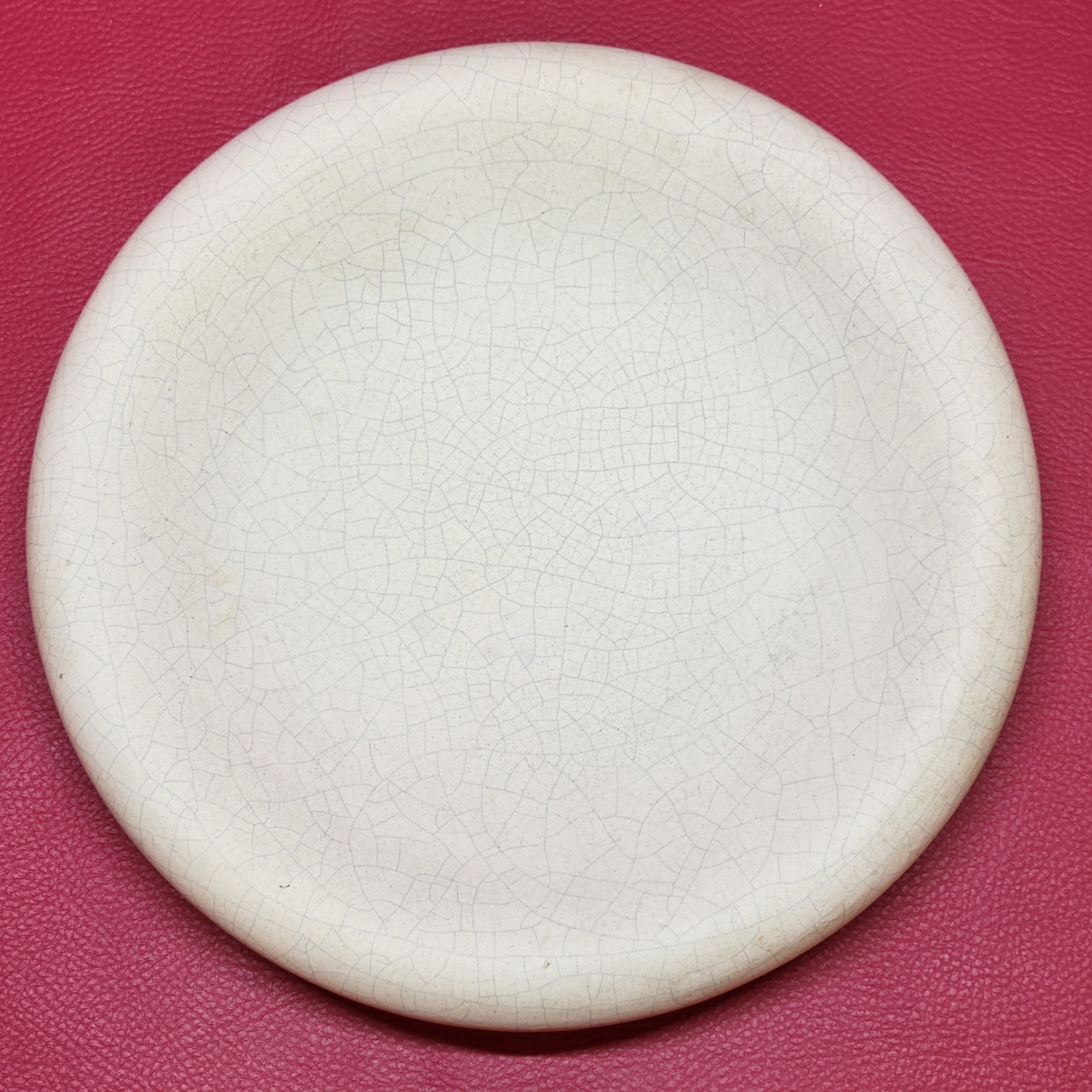 Empty white pocket in cracked ceramic matte François Chatain cup plate