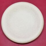 Empty white pocket in cracked ceramic matte François Chatain cup plate
