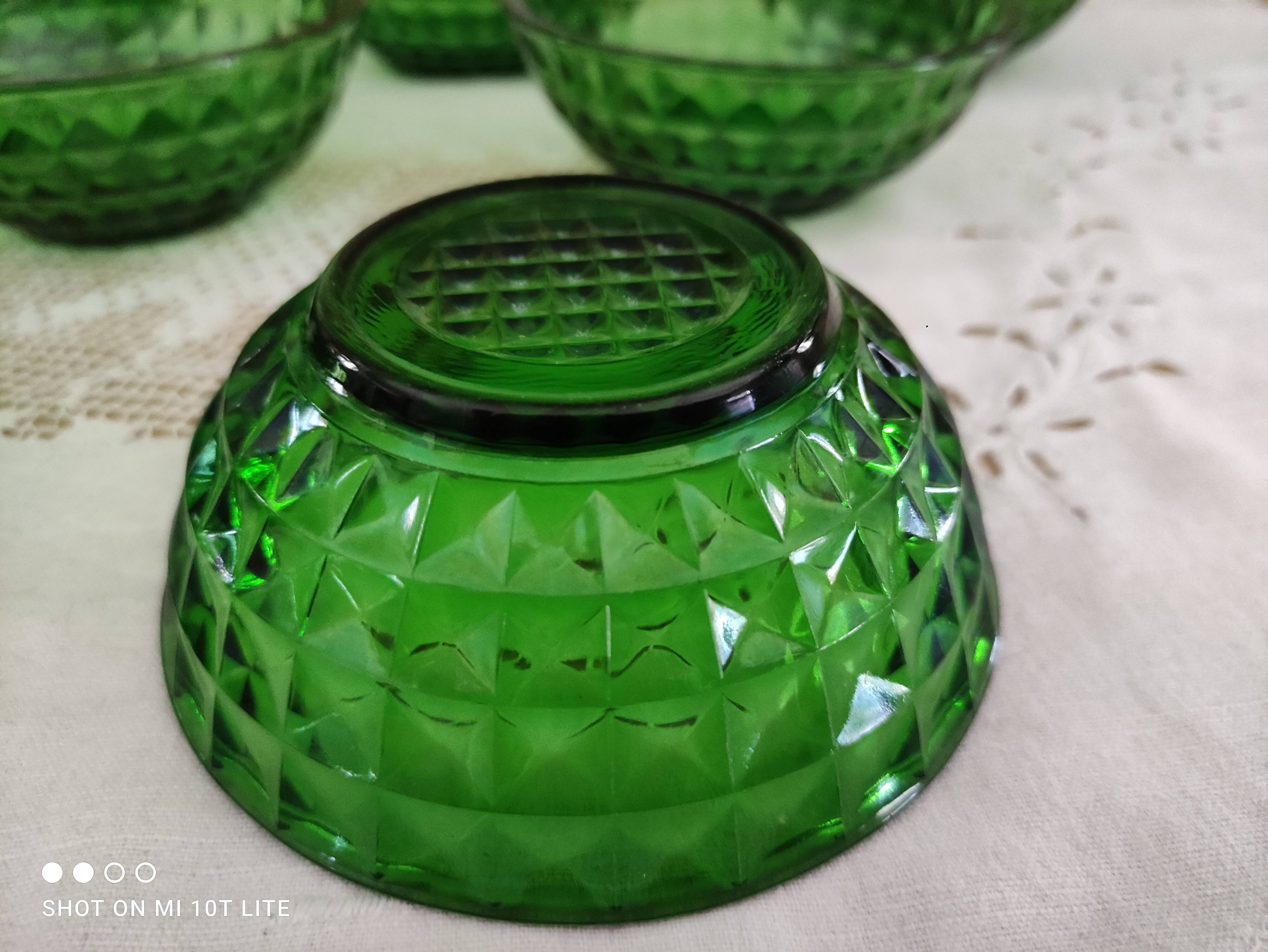 Lot de 9 coupelles en verre vert bouteille facetté