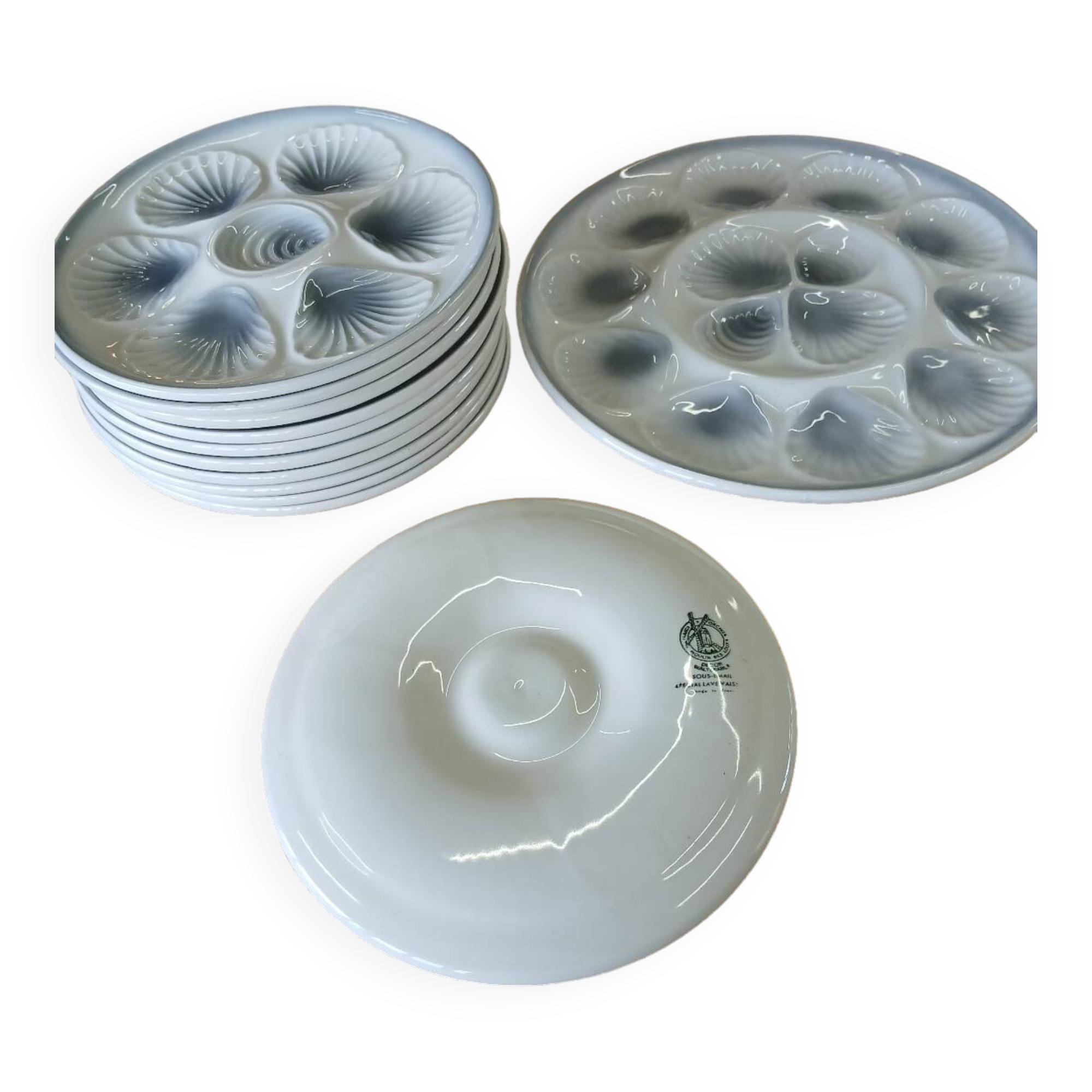 11 plates and 1 oyster dish Moulin des Loups