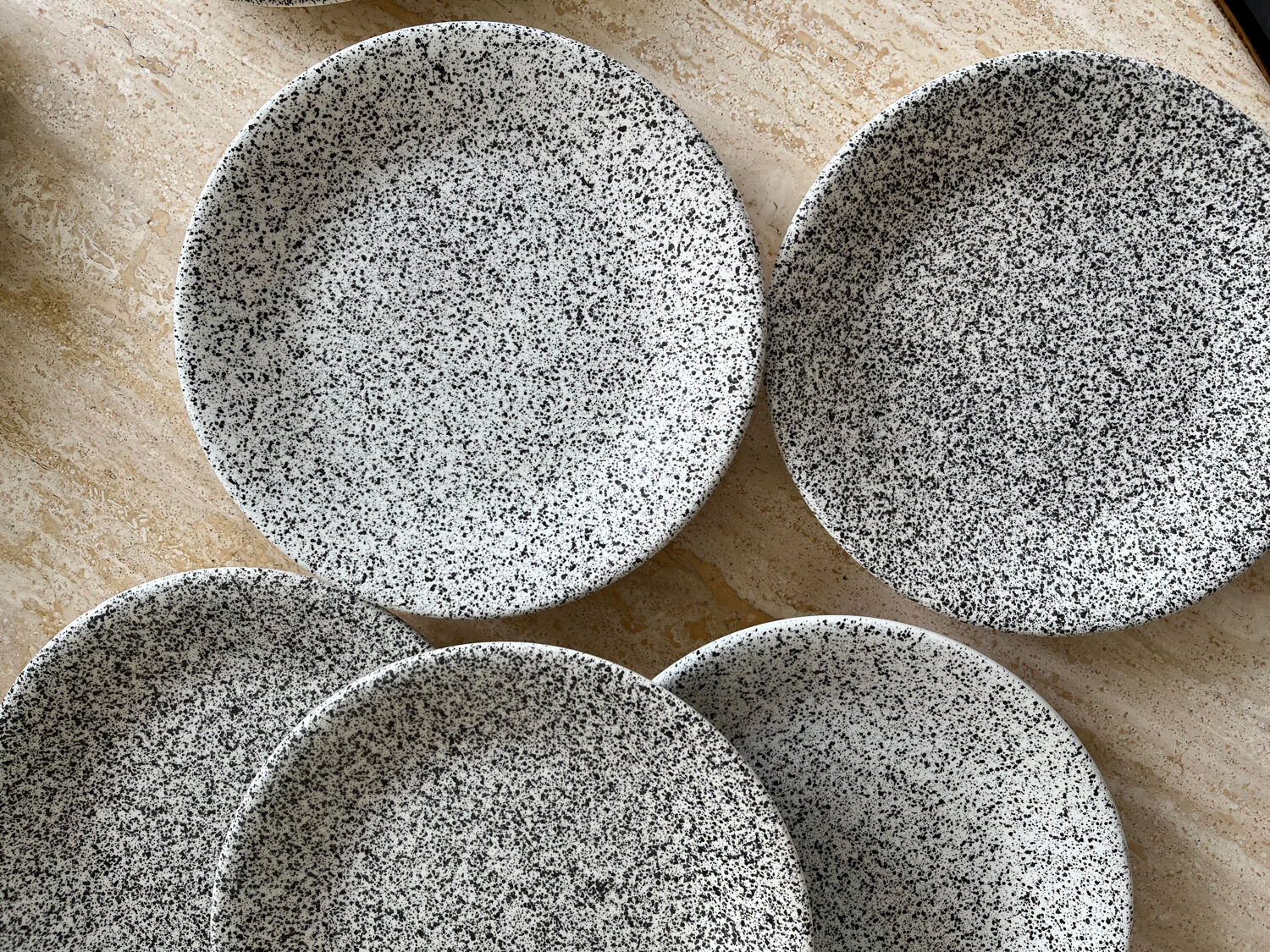 8 flat plates in speckled ceramic