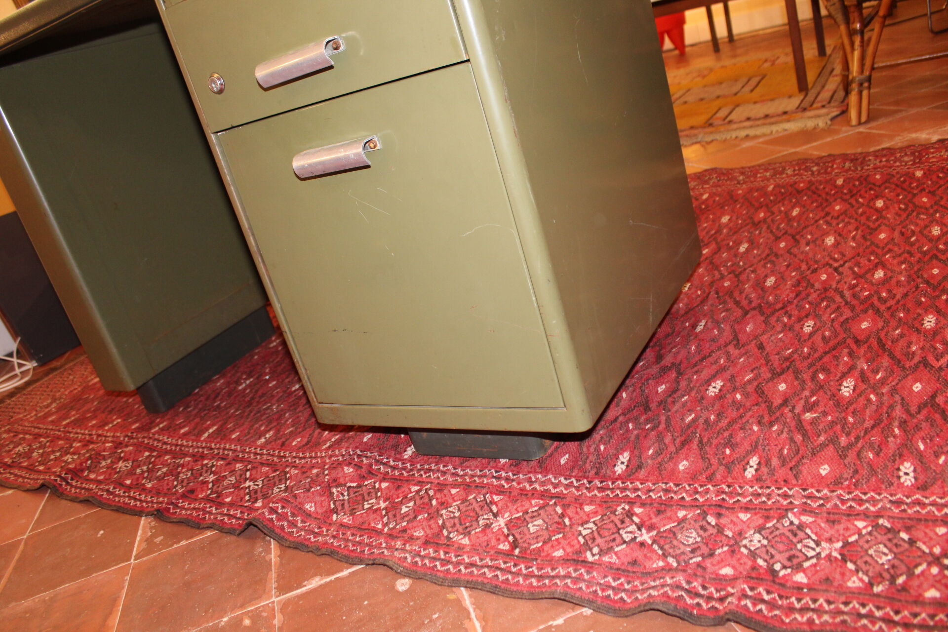 Bureau en métal kaki