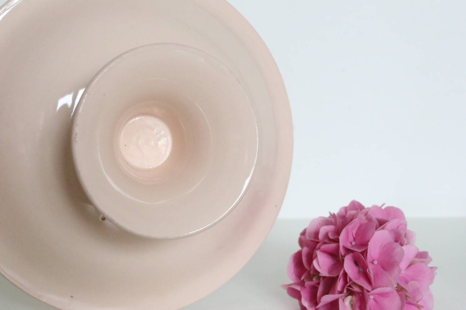 Plat piédouche en céramique rose, 1950