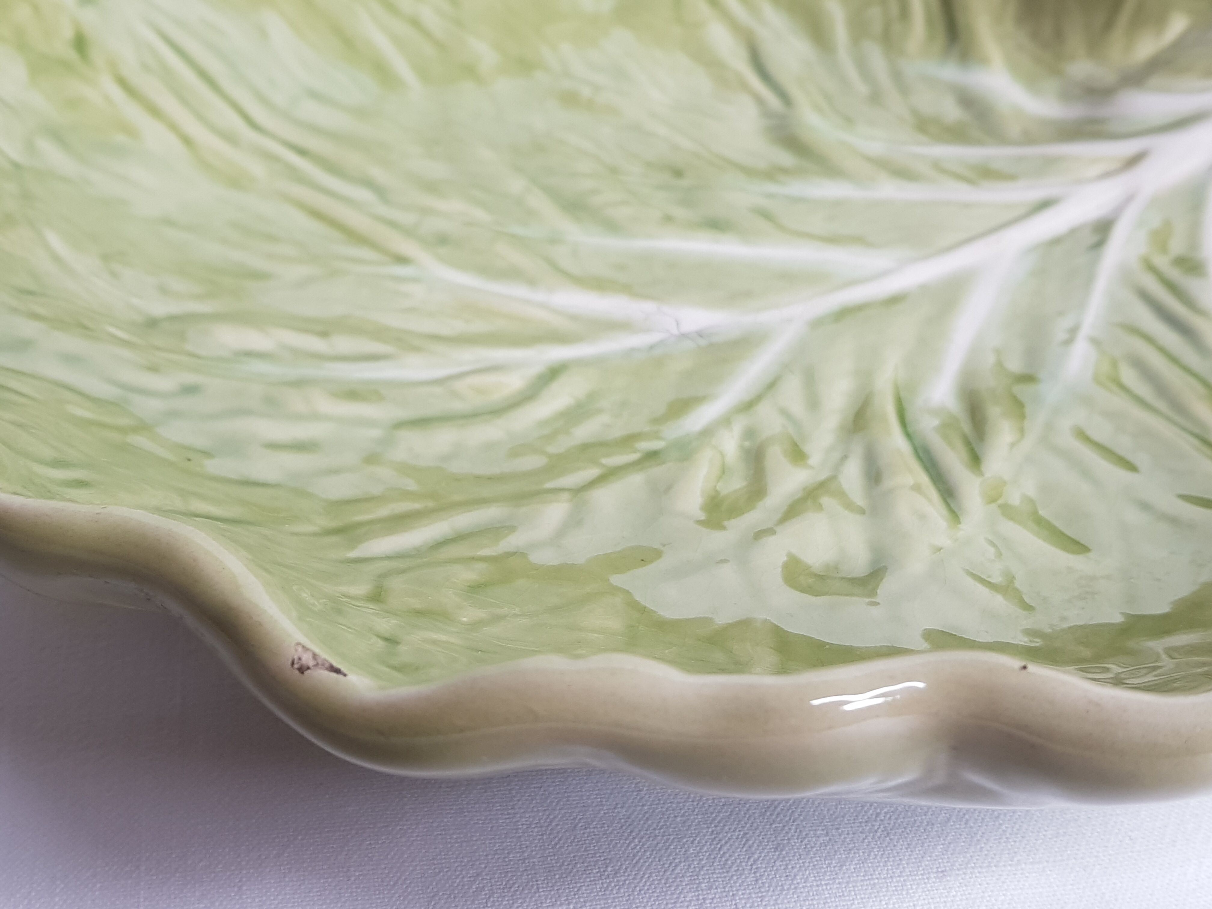Dish in earthenware "chou leaf" Bordallo Pinheiro, 32 cm