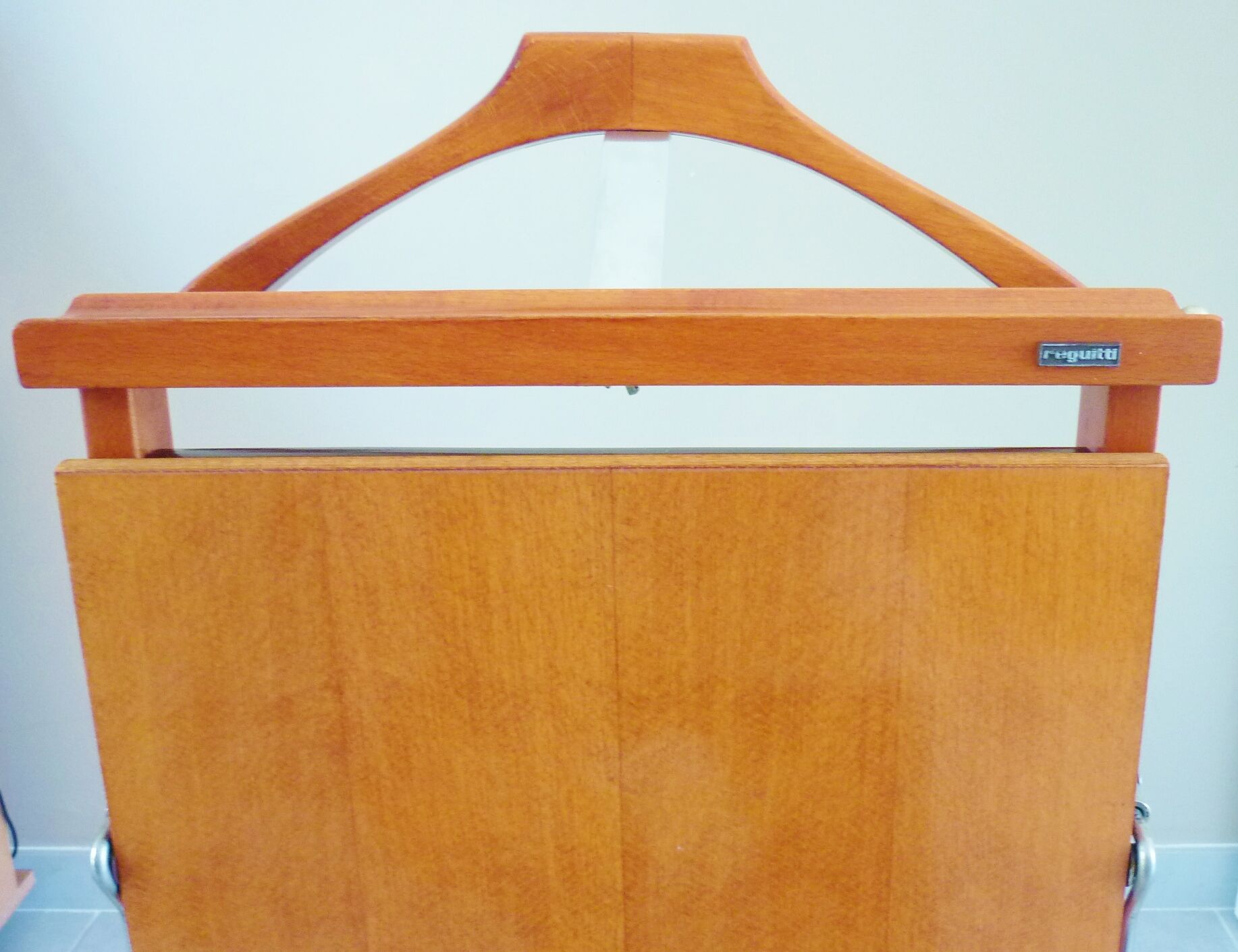 Wooden valet, signed Fratelli Reguitti, 60s, on wheels
