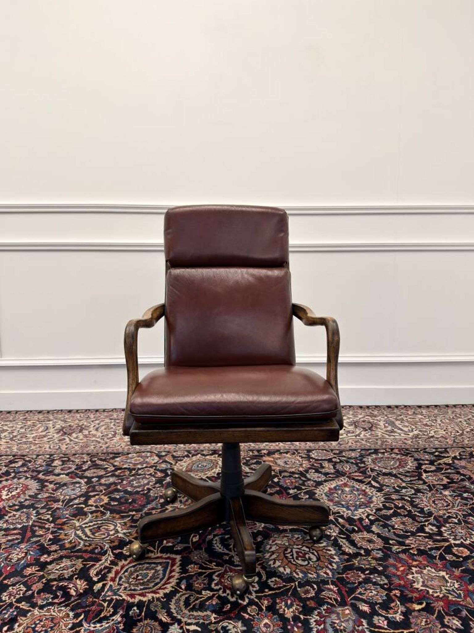 Fauteuil de bureau Chesterfield classique en cuir bordeaux