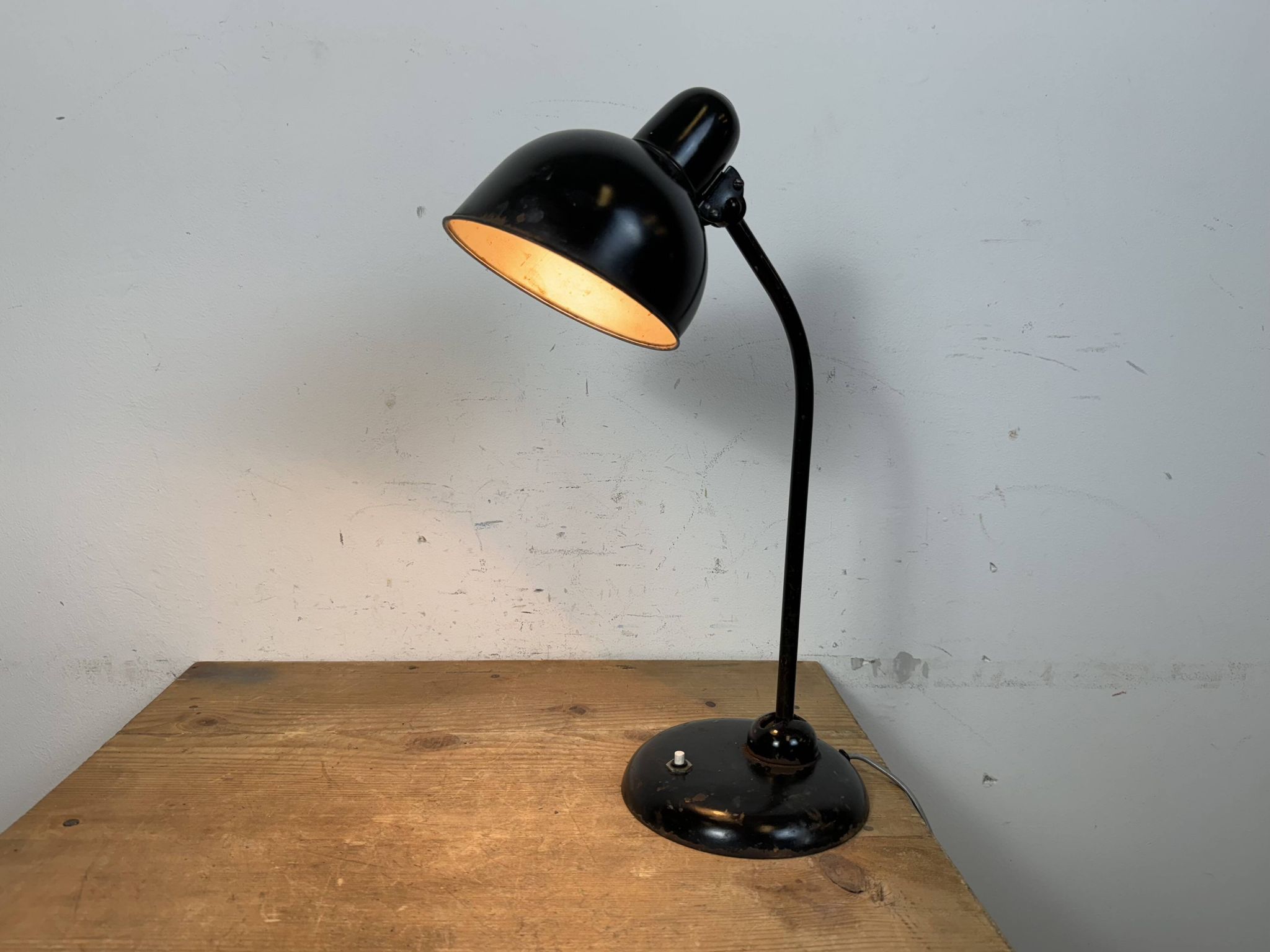Lampe de table industrielle Bauhaus noire, années 1930