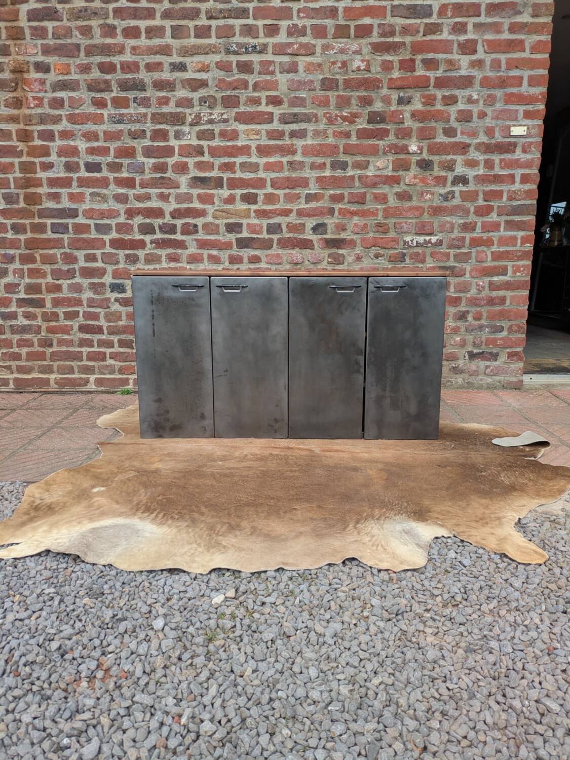 Wall-mounted industrial buffet