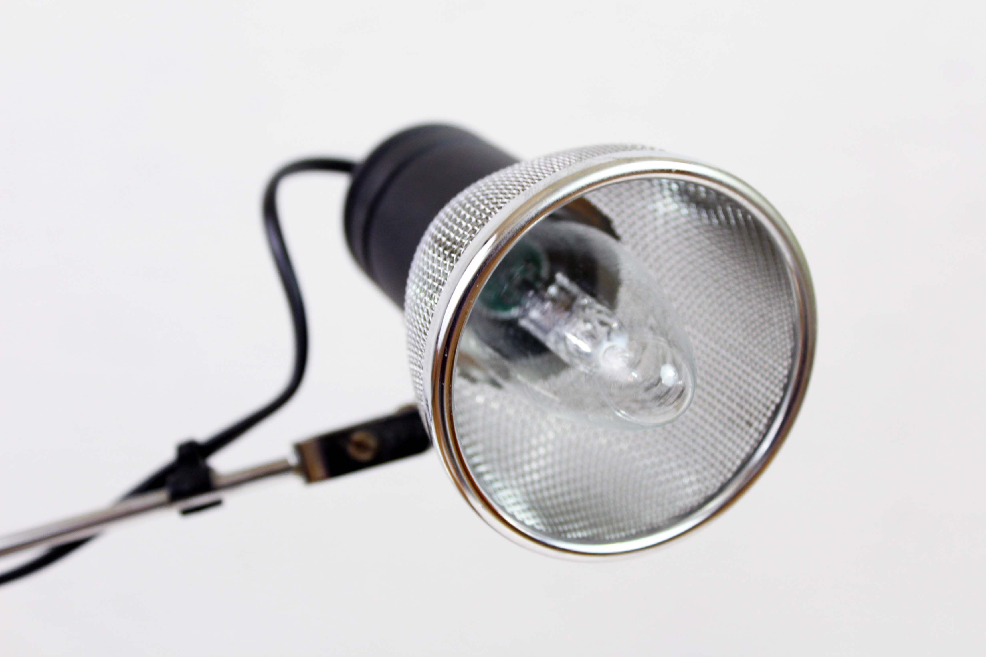 Articulated desk lamp