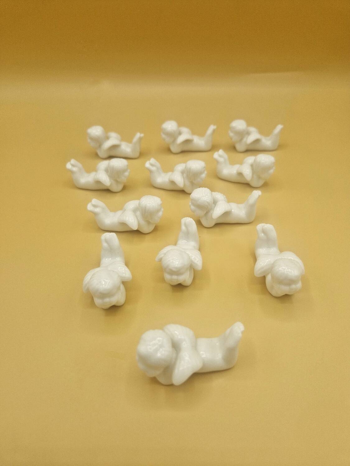 12 porte-couteaux vintage en porcelaine figurant des chérubins