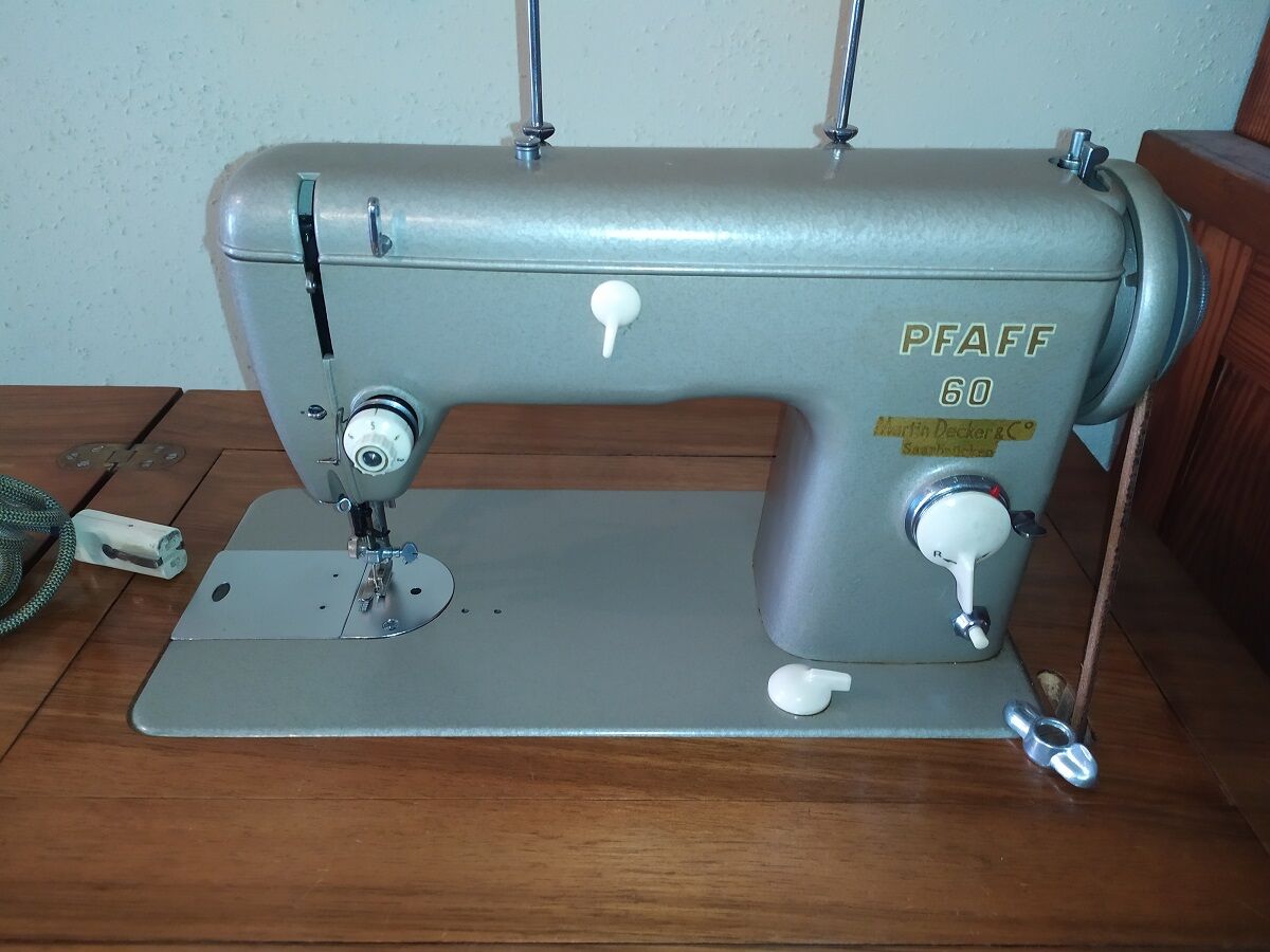 Meuble + machine a coudre pfaff 60