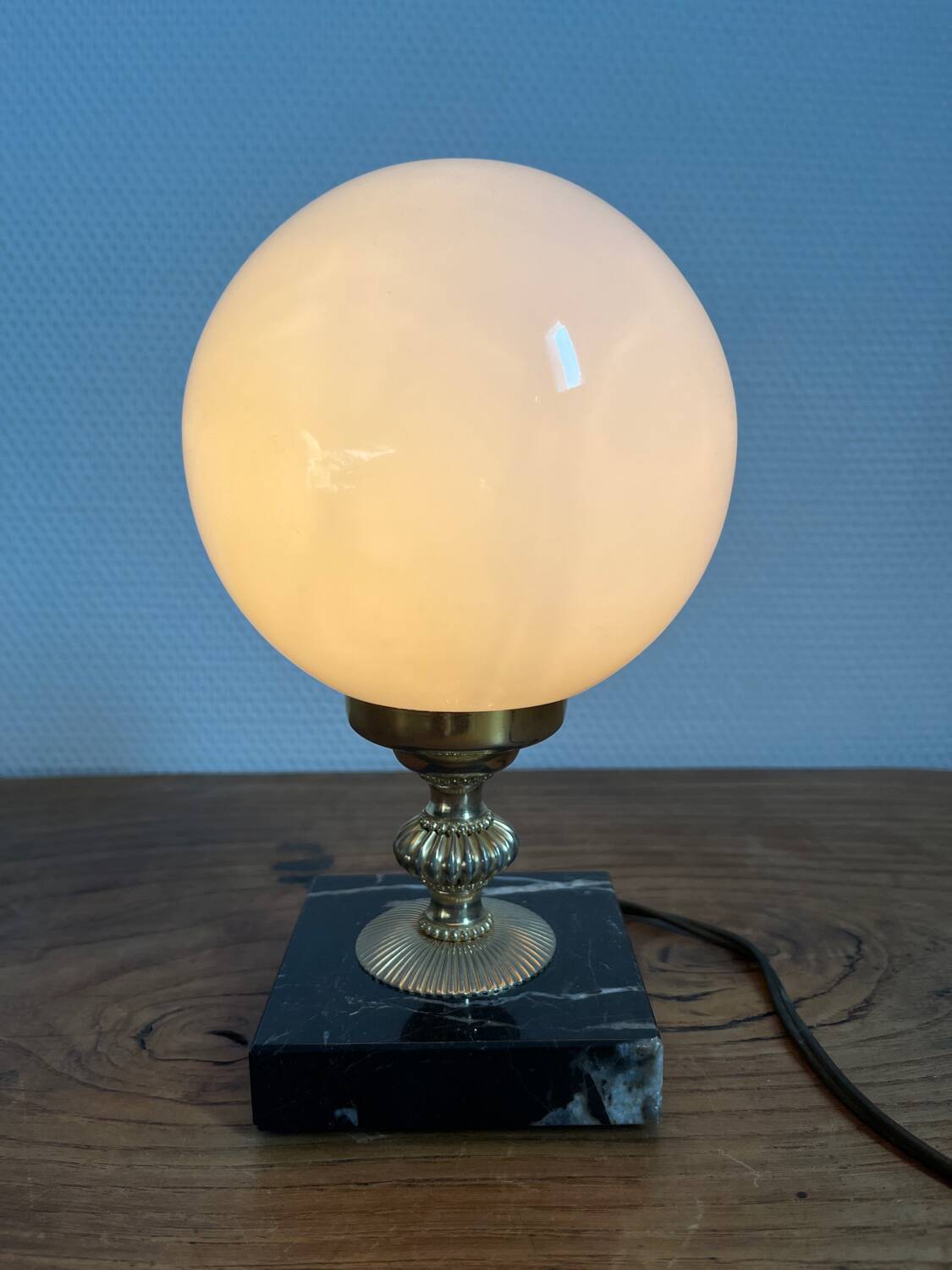 Table lamp in marble, gold metal, opaline globe