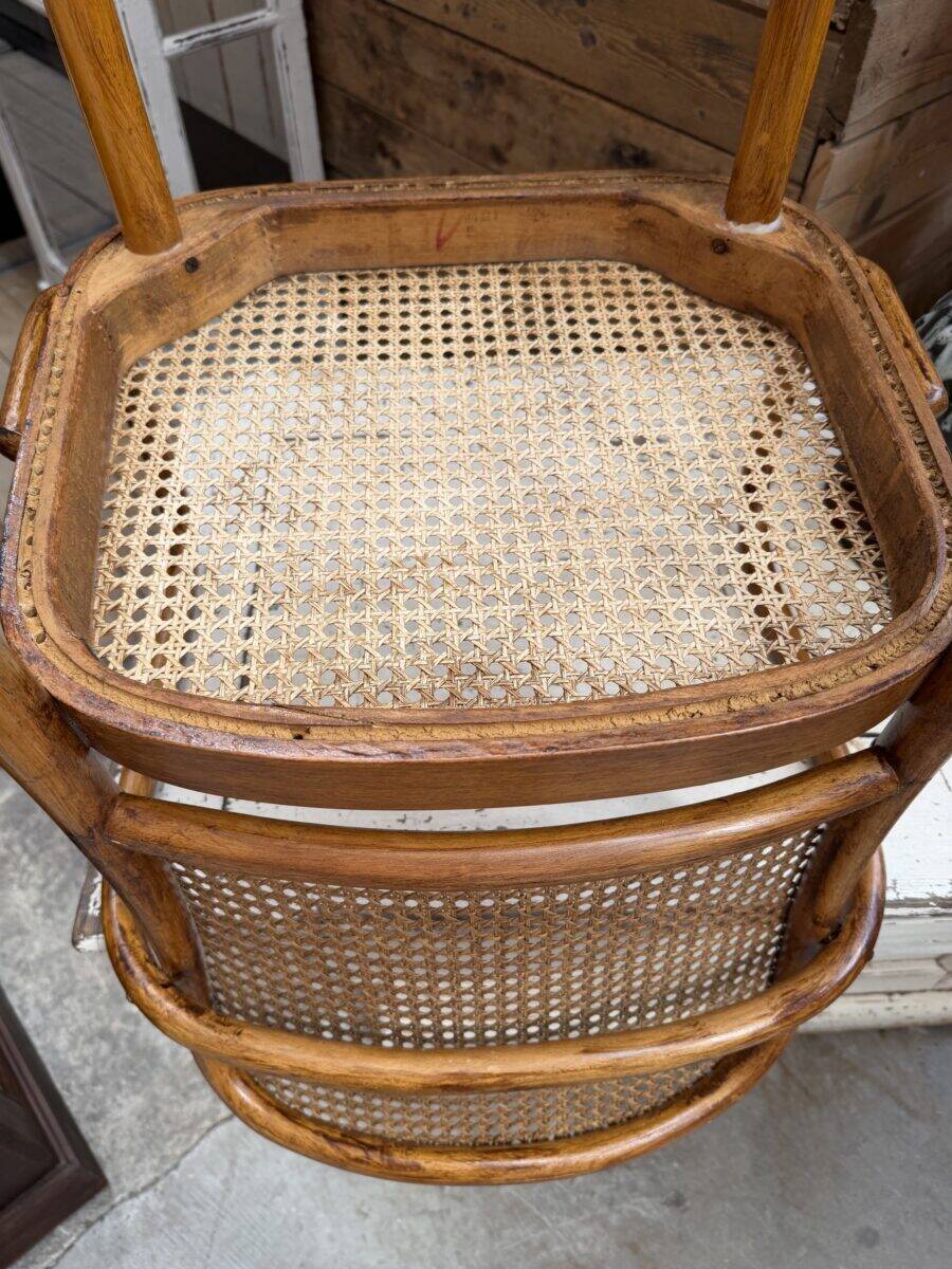 Thonet chair no. 811 in bent wood, design by Josef Hoffman.