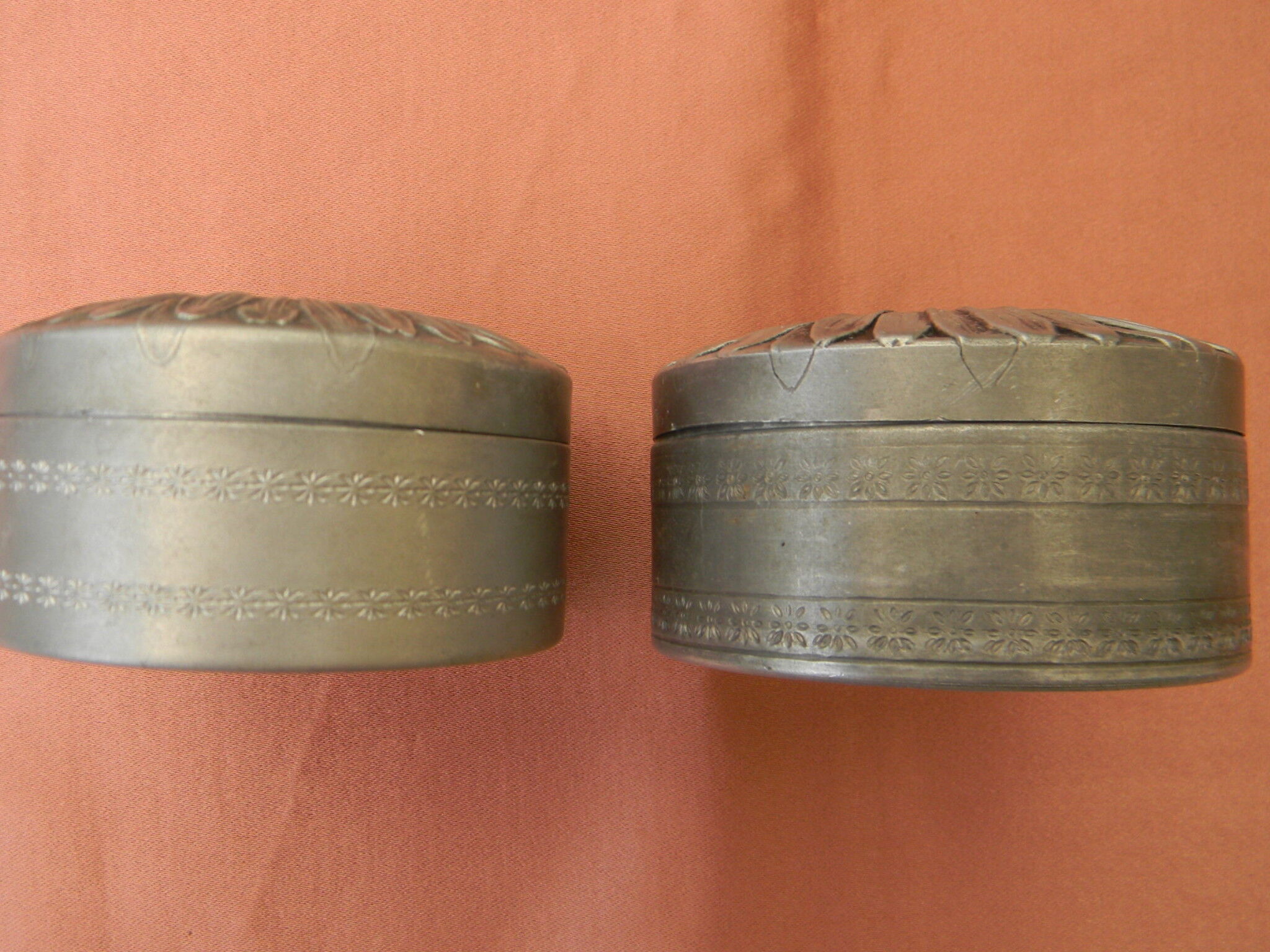 Lot de 2 boites à poudre Art Déco en alu