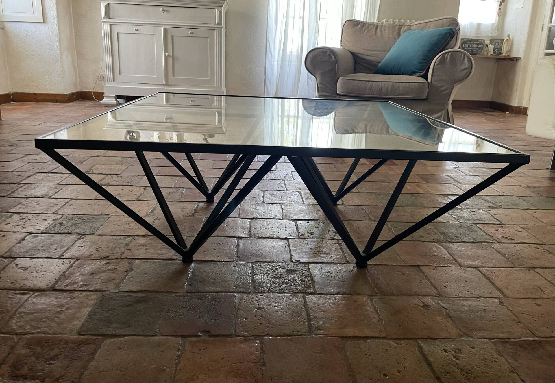 Design coffee table in glass and black metal – Geometric base