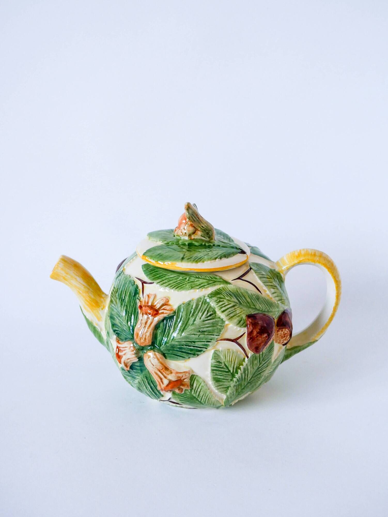 Tea service consisting of a teapot, a milk jug and a numbered hazelnut slip sugar bowl