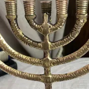 Chandelier, menorah à  neuf branches en laiton massif 