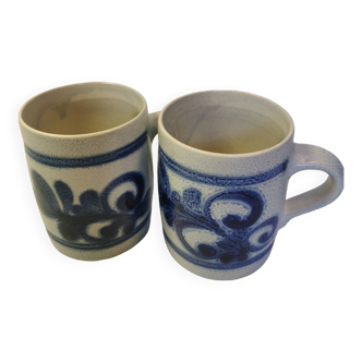 Ensemble de 2 mugs en grès émaillé au sel bleuit à la main, gris-bleu, motifs traditionnels