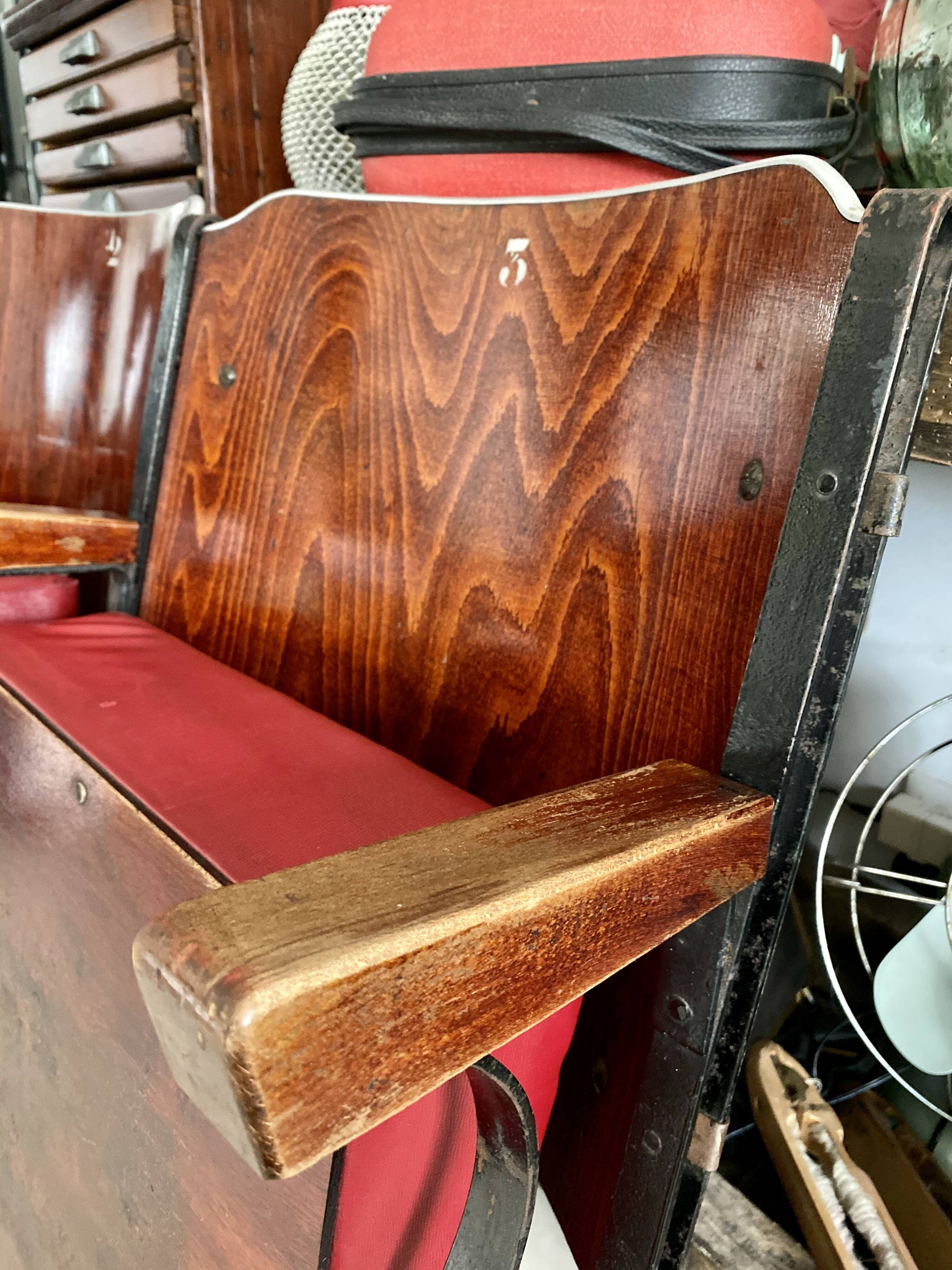 Paire de fauteuils de cinéma vintage