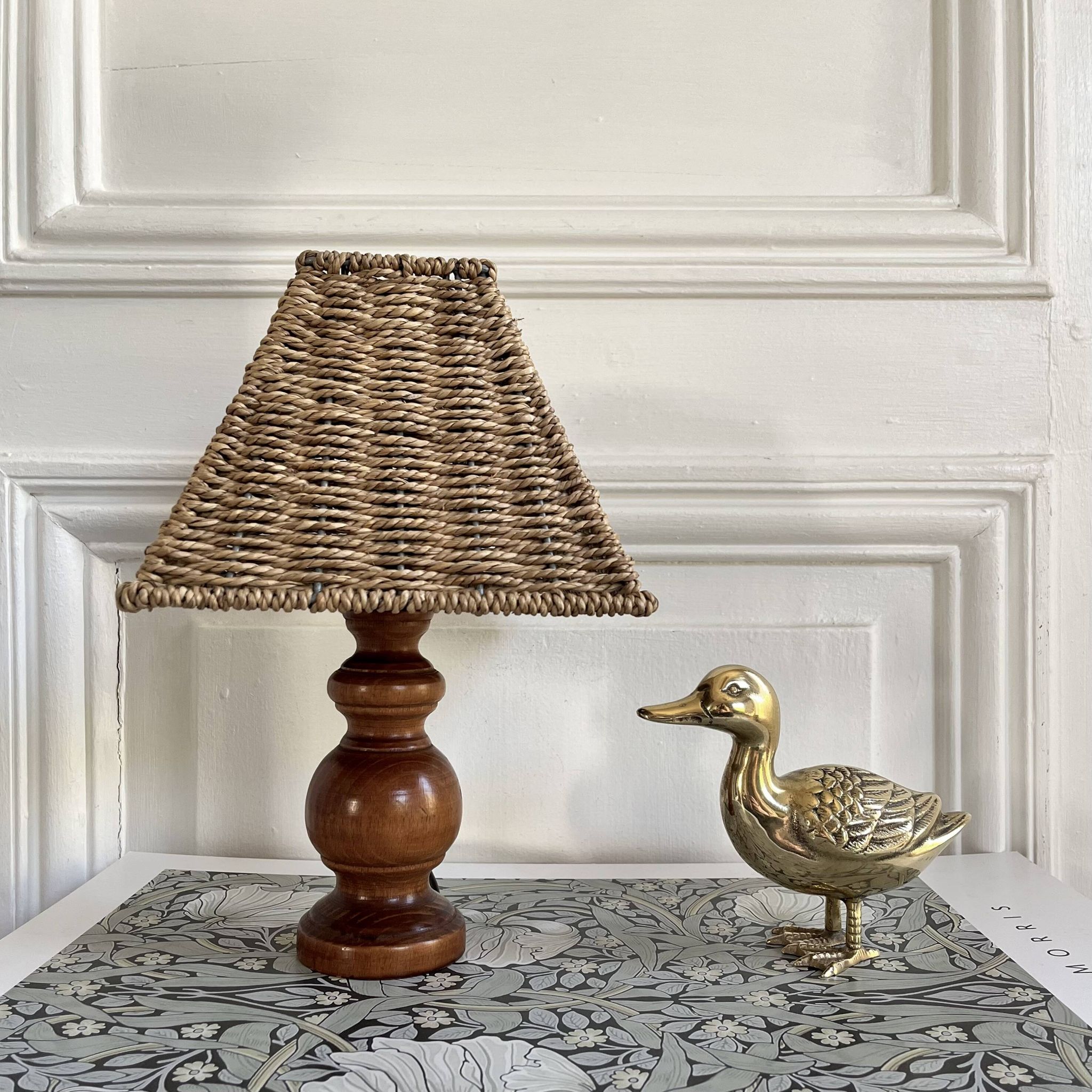 Lampe en bois, abat-jour corde, années 70
