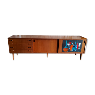 Sidbeoard with sliding doors and ceramic decoration