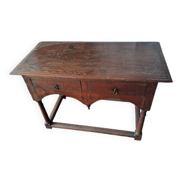 Petite table en noyer