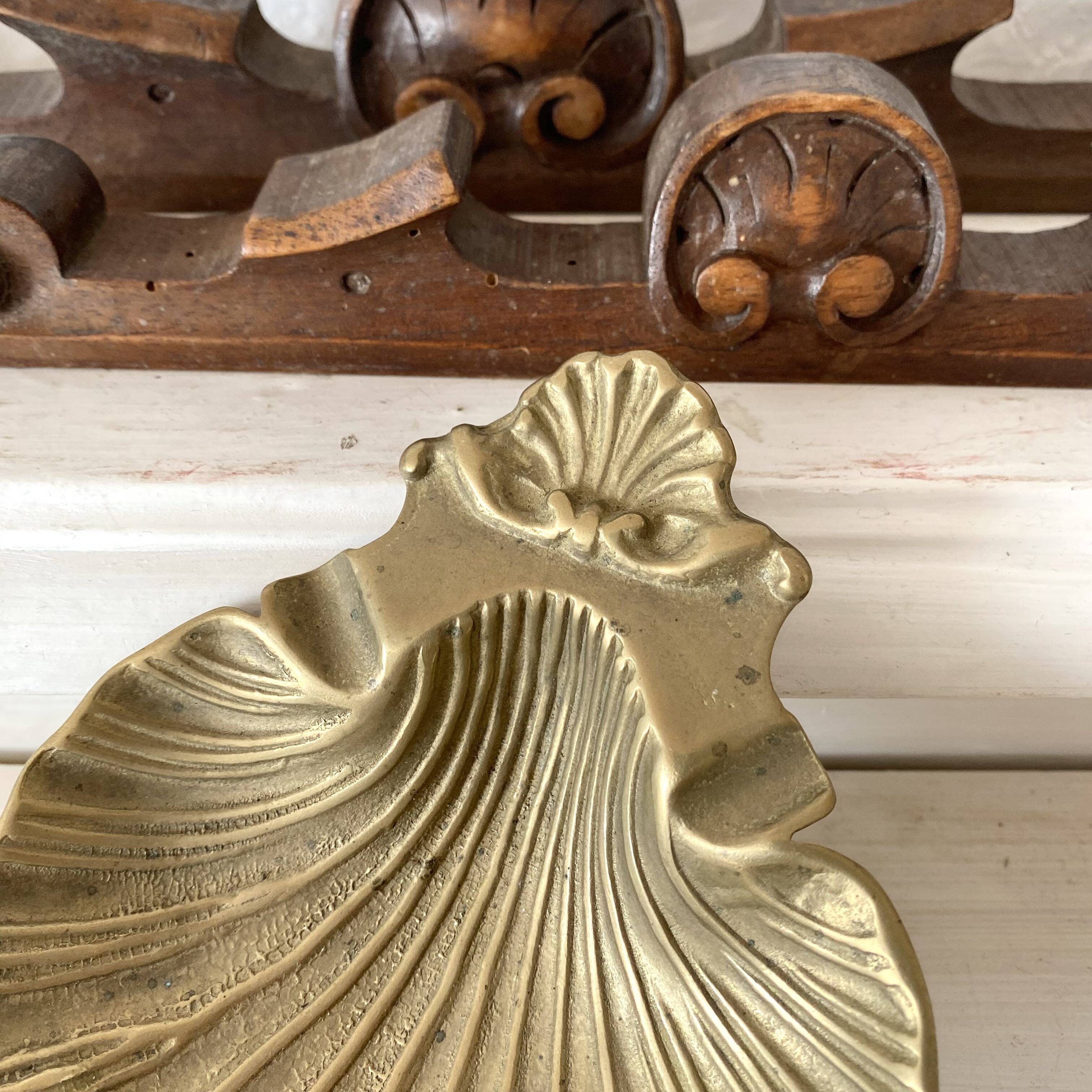 Shell ashtray, scallop shell in brass.