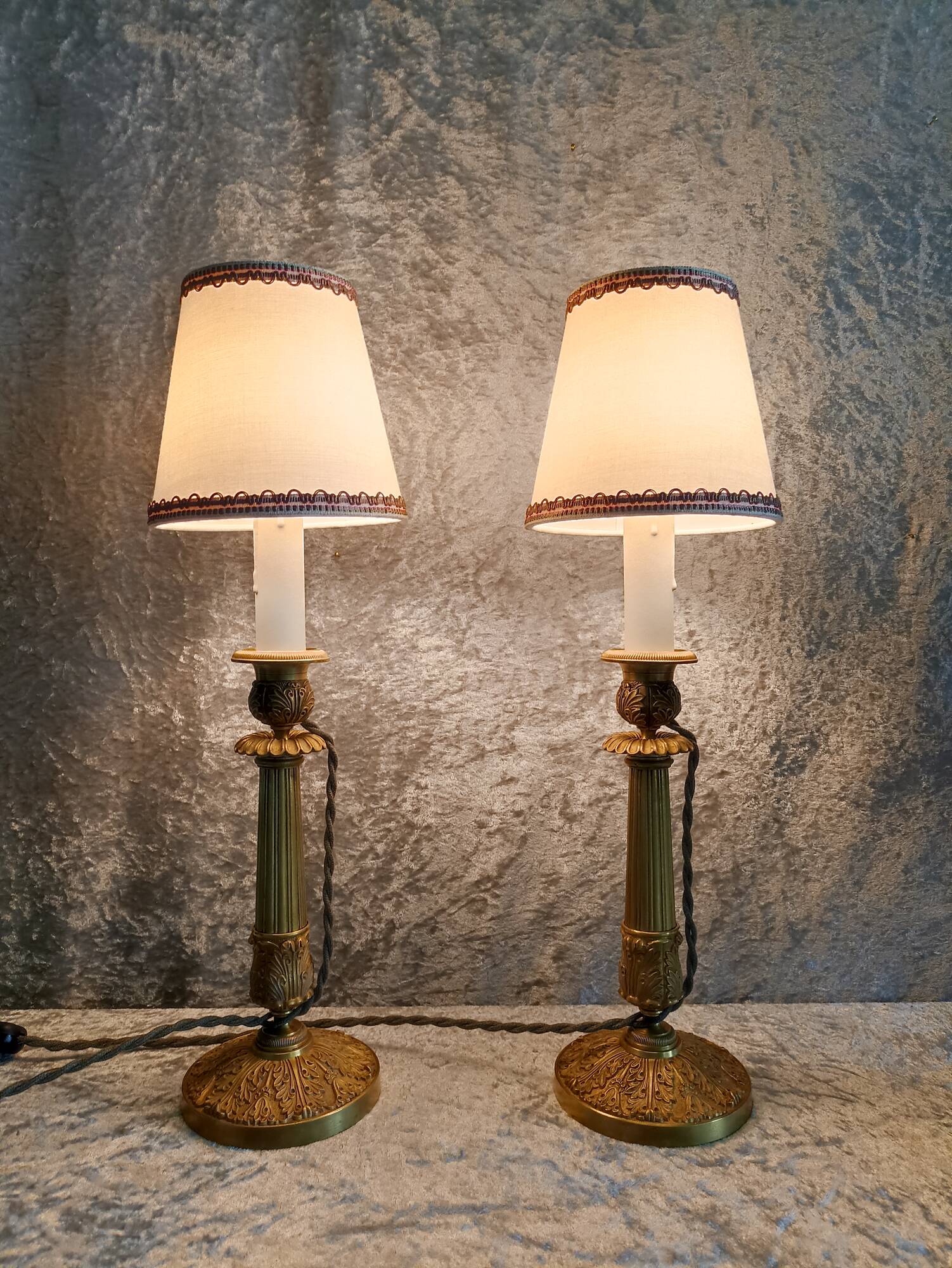 Paire de lampes bougeoirs en bronze ciselé
