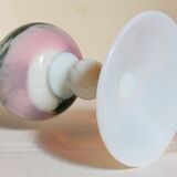 Vase sur pied en opaline et verre soufflé vintage 30 cm