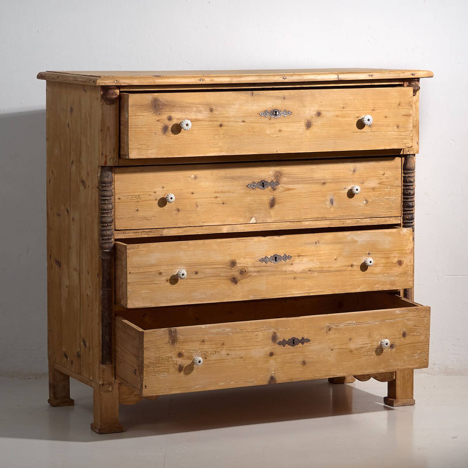 Grande commode ancienne de style provençal (vers 1920)
