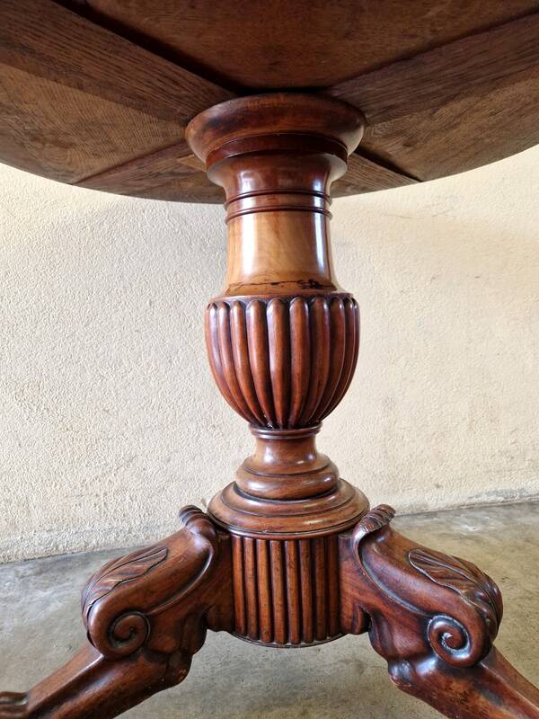 Table, guéridon en acajou et placage d'acajou - Époque Restauration (vers 1820-1830)