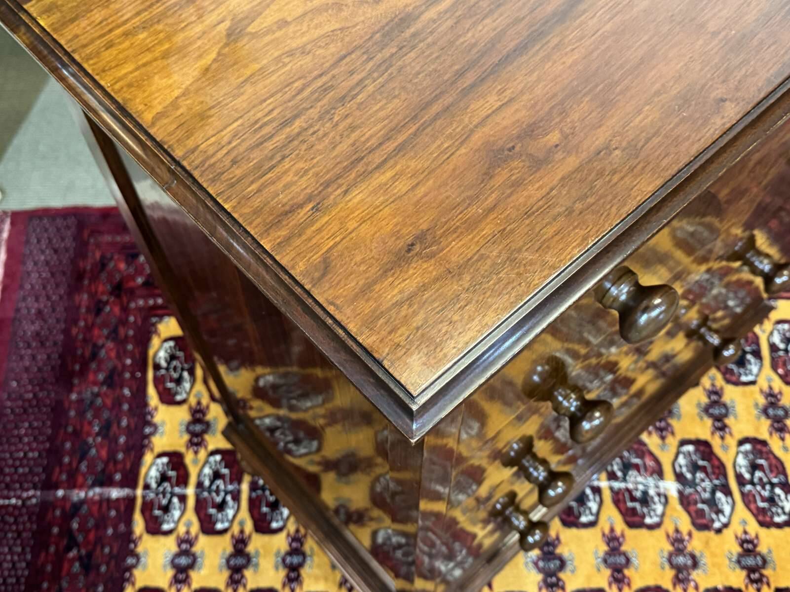 Commode anglaise en loupe de noyer et chêne, années 1930