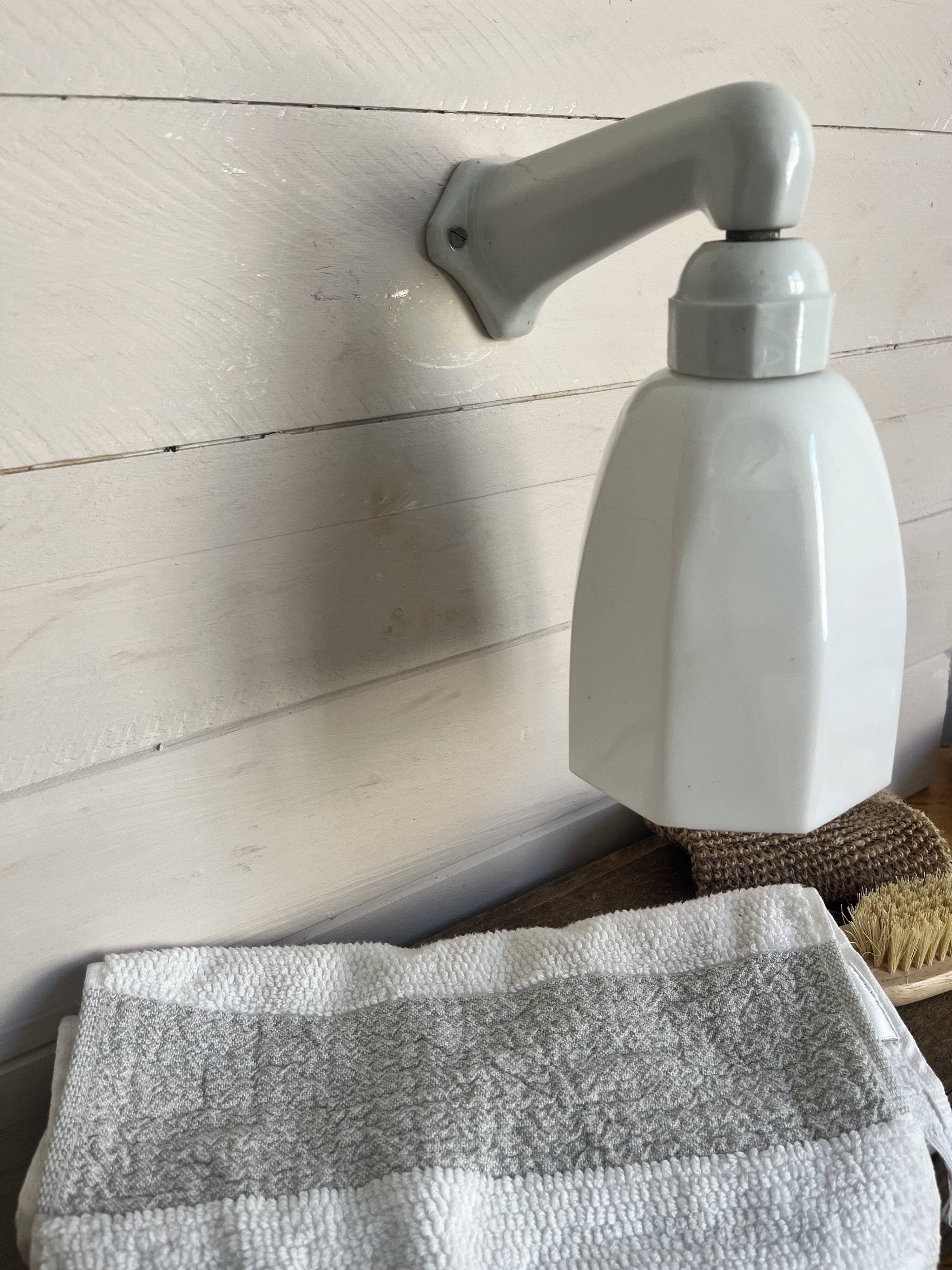 Art Deco wall light in ceramic and opaline.