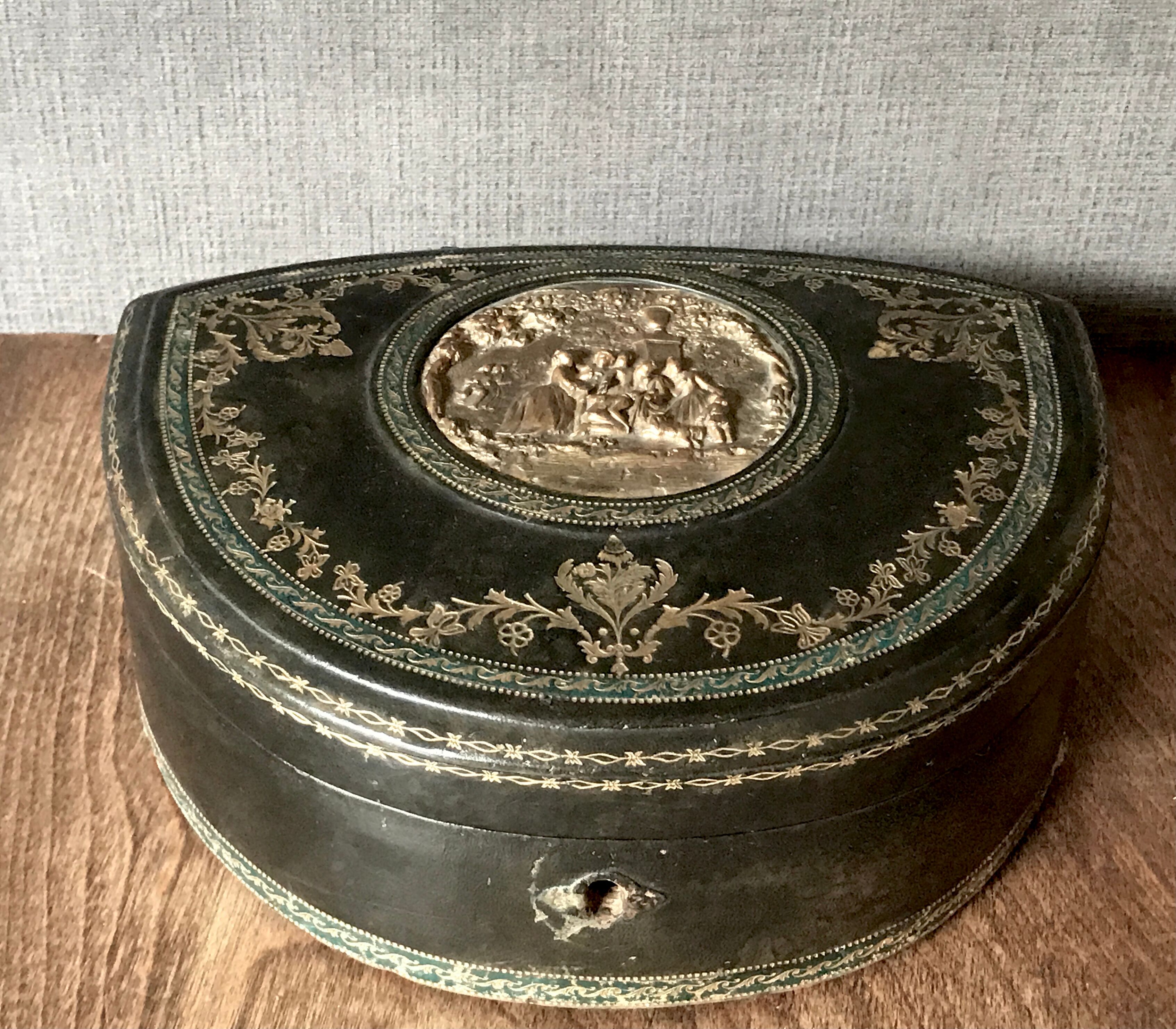 Old large leather jewelry box with a central medallion, XIX century, Napoleon III