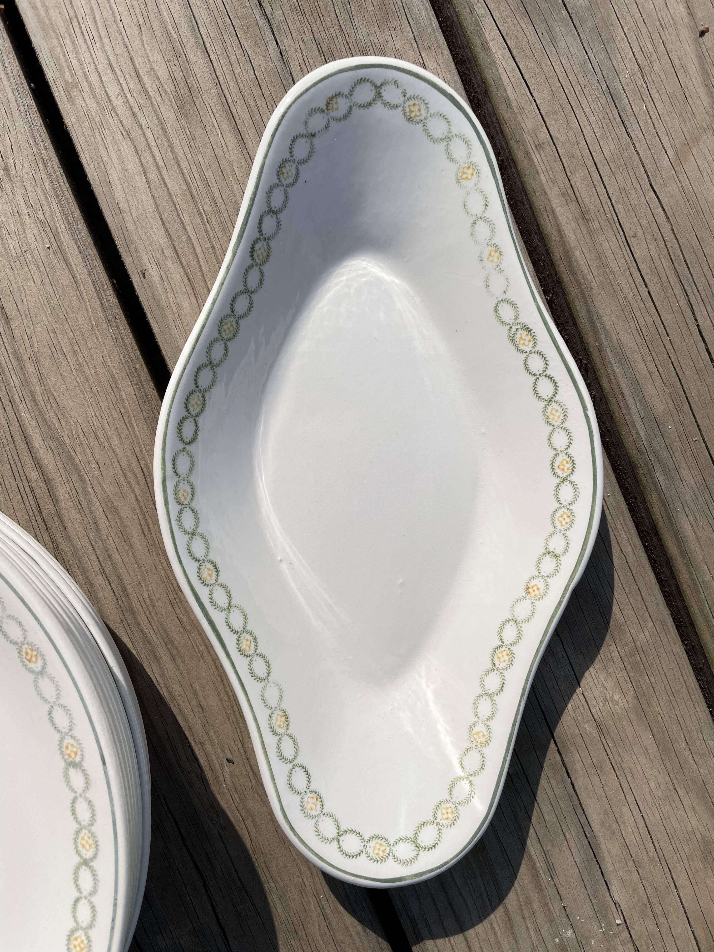 Set of 8 flat plates of Longwy and a small oval dish