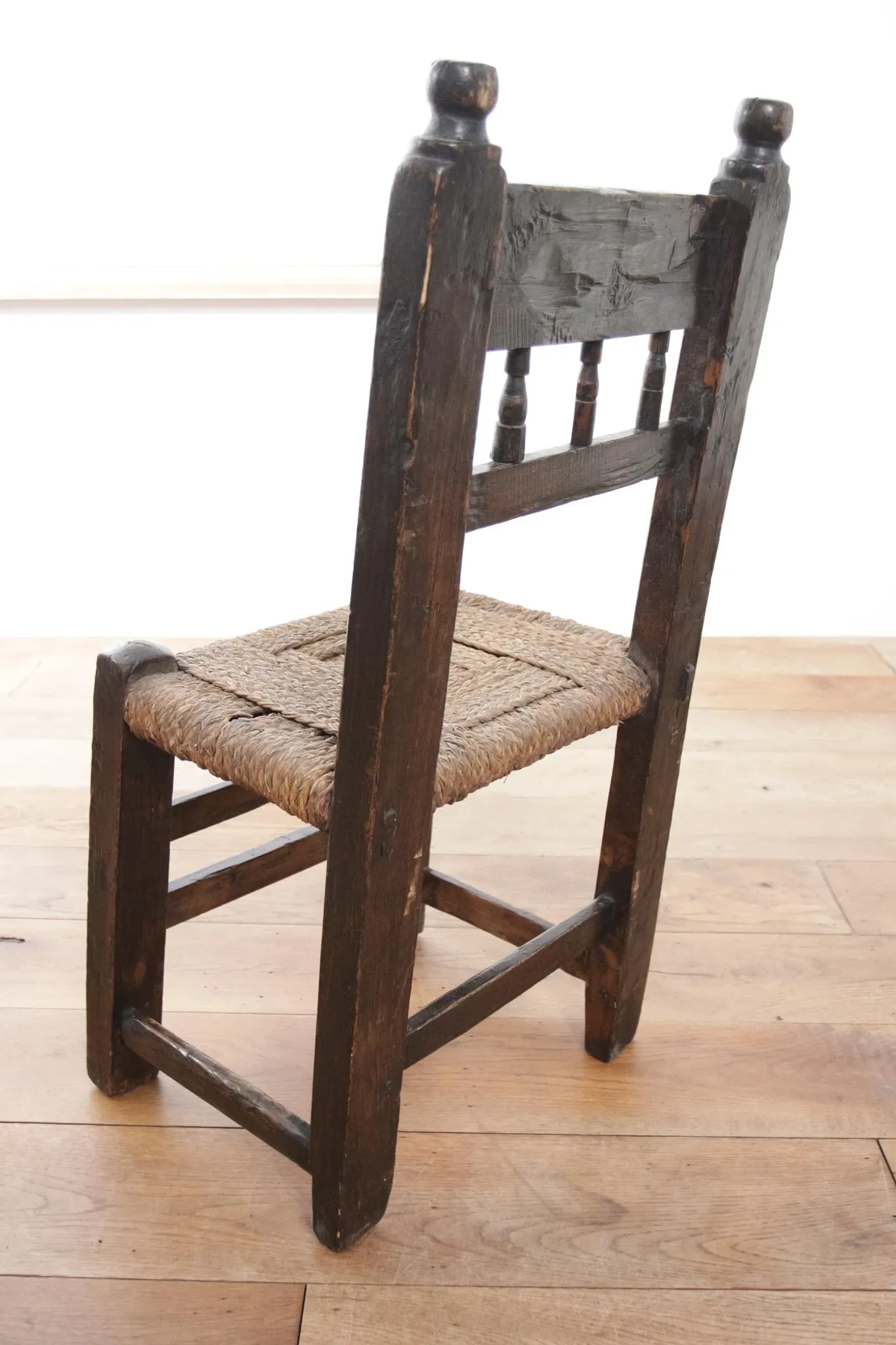 17th-century farmhouse chair with carved motifs – wabi sabi
