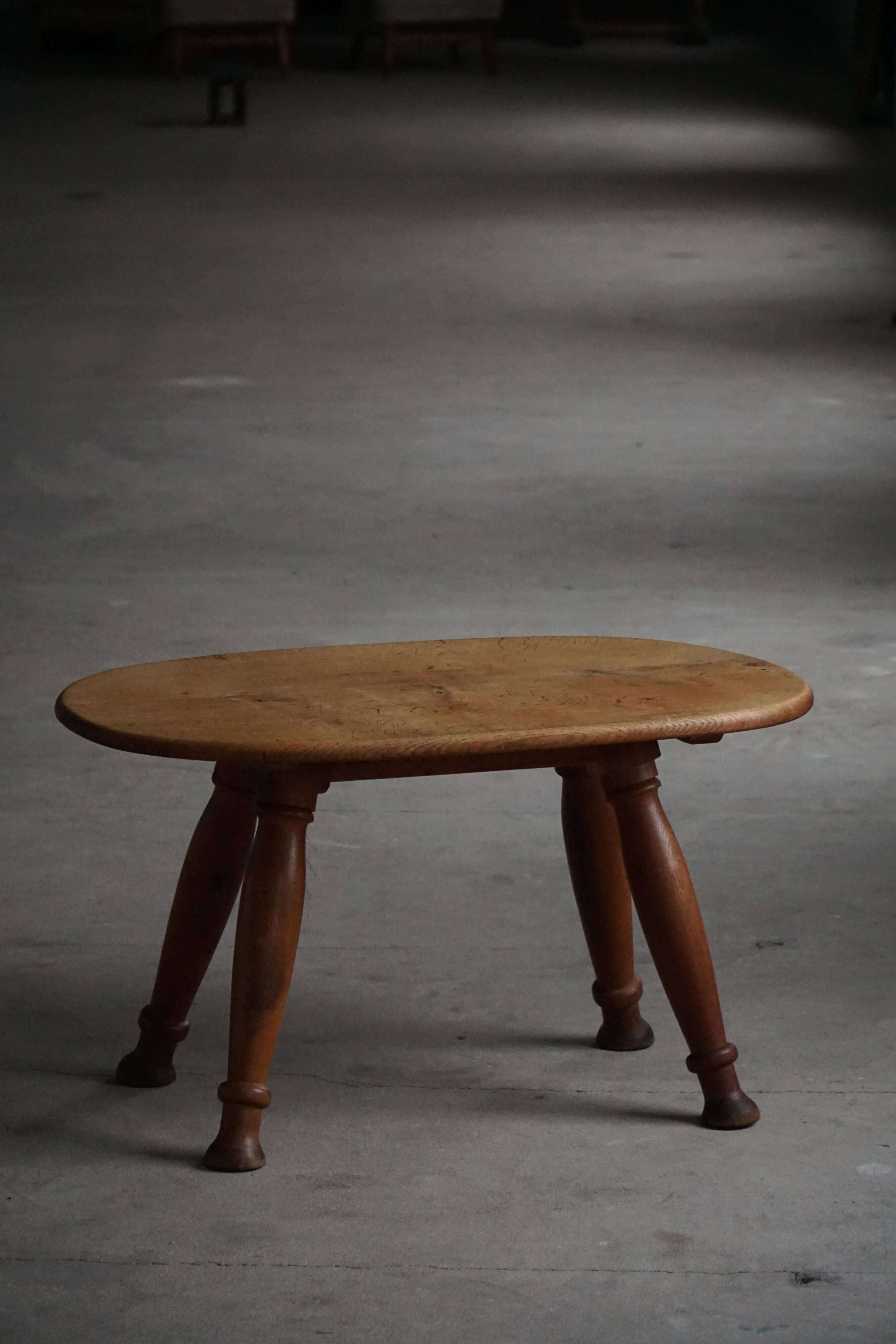 Mid-20th century Danish coffee table / side table in oak, Otto Færge, 1940s.