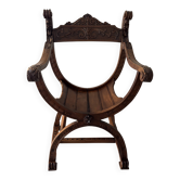 Fauteuil Dagobert en noyer, style médiéval, fin XIXe