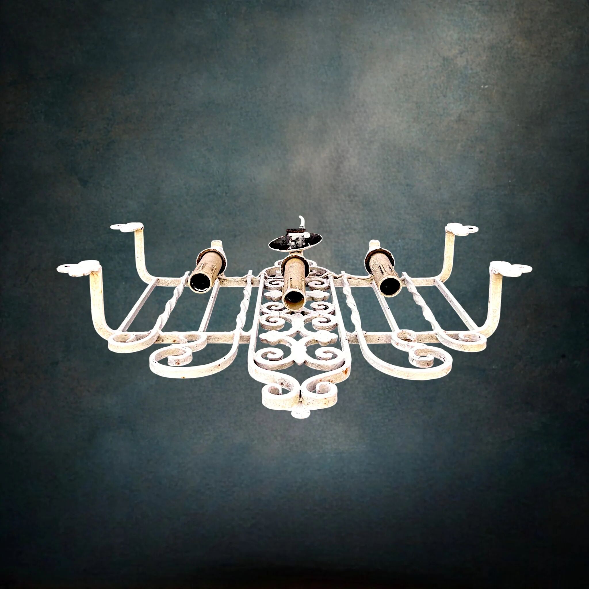 Vintage triple wall sconce in white wrought iron with fleur-de-lis, electrified – 1950s 60s.