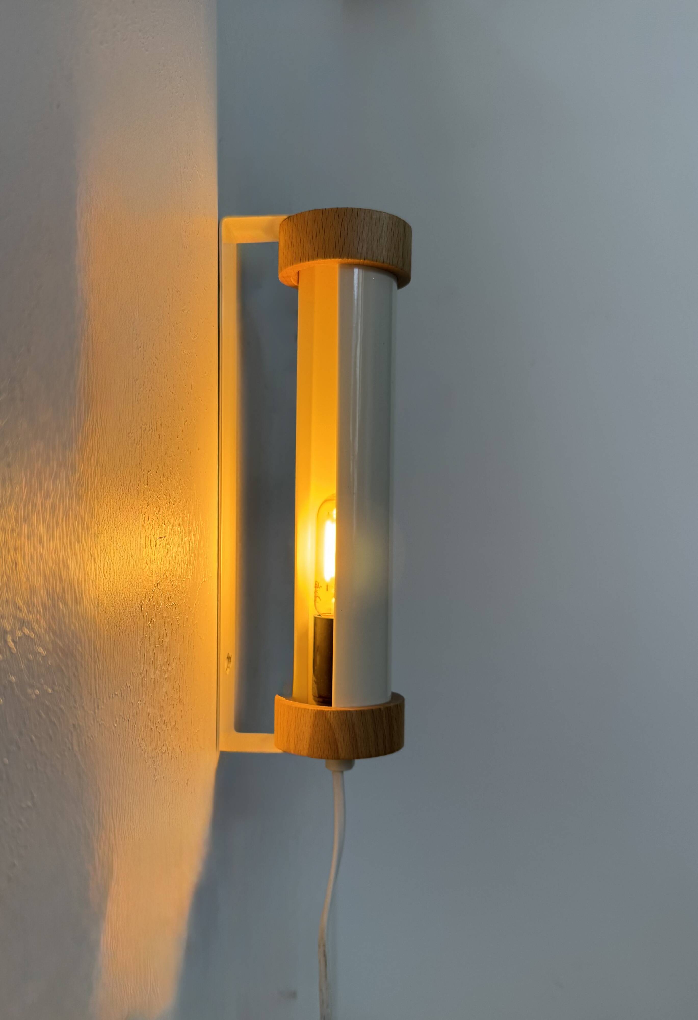 Vintage adjustable wall light, white lacquered metal and pine, Sweden, 1980.