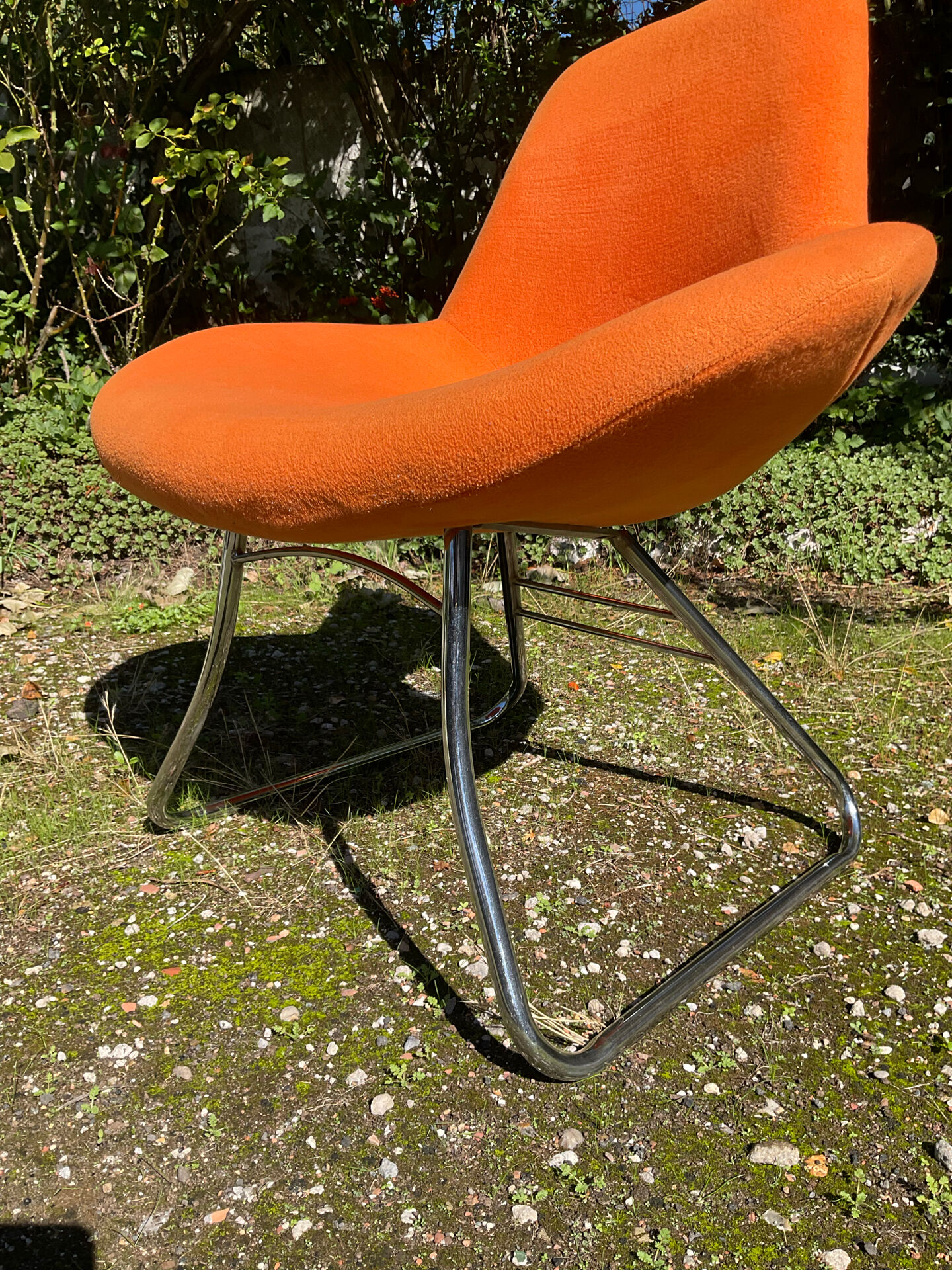 Fauteuil vintage orange et pied chromé