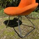 Fauteuil vintage orange et pied chromé