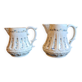 Paire de cruches en céramique française vintage, jugs en faïence florale crème avec bleu de