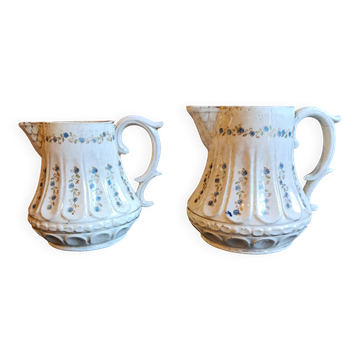 Paire de cruches en céramique française vintage, jugs en faïence florale crème avec bleu de