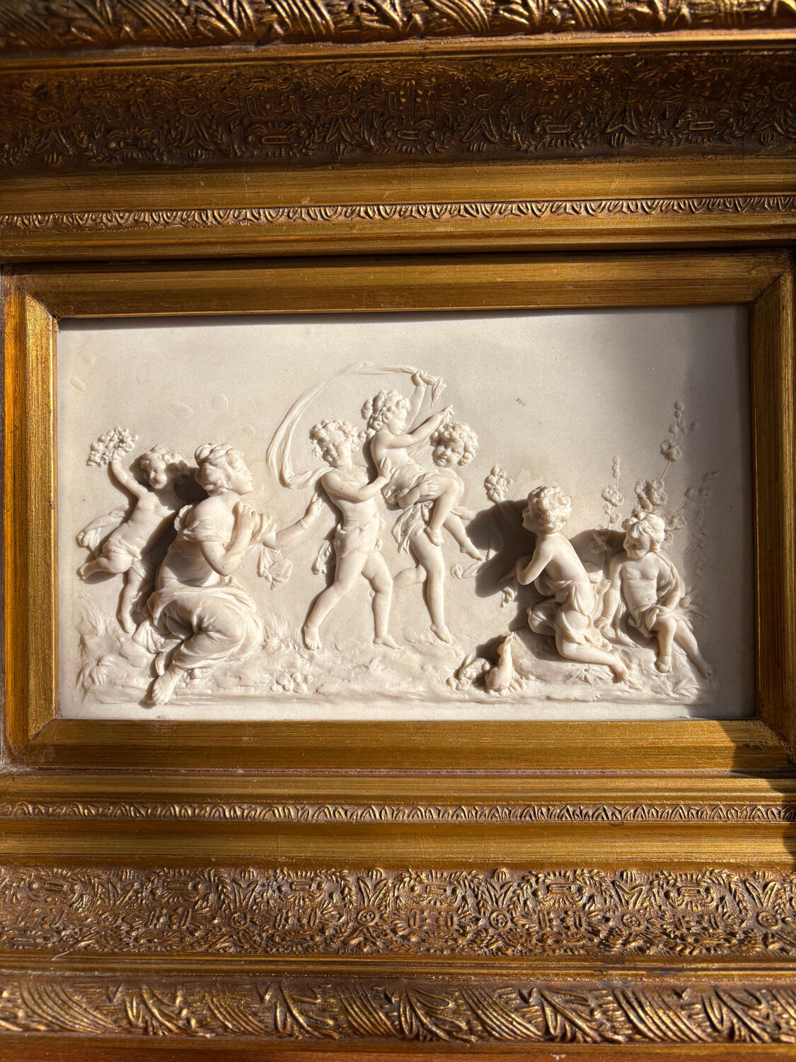 Marble bas-relief tableau of Putti