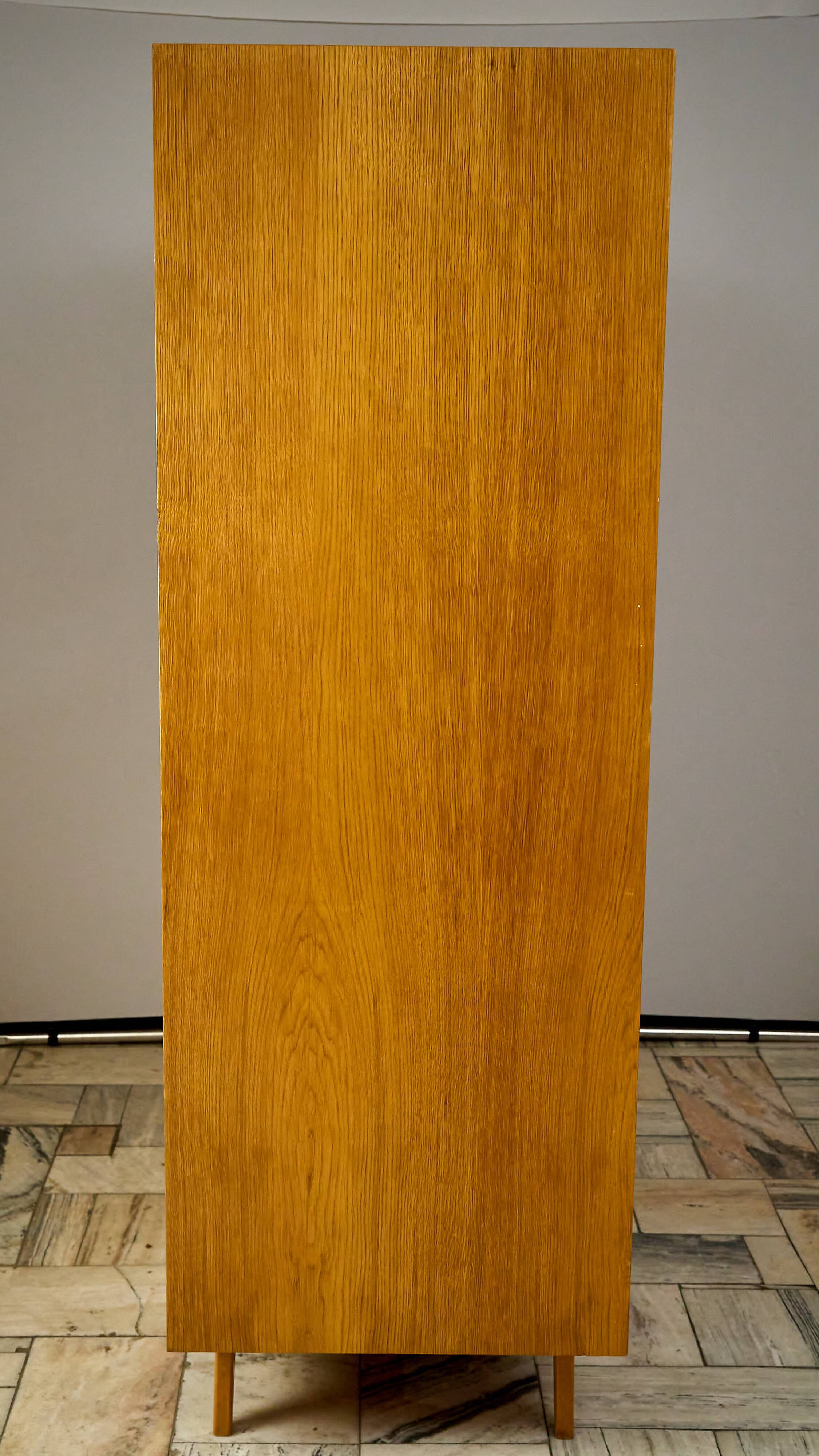 Armoire du milieu du siècle Jiroutek U486